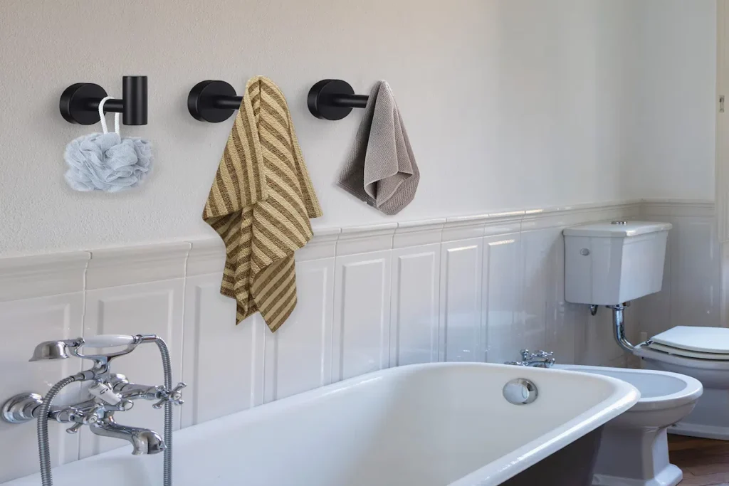 3 Best Black hooks in small bathrooms